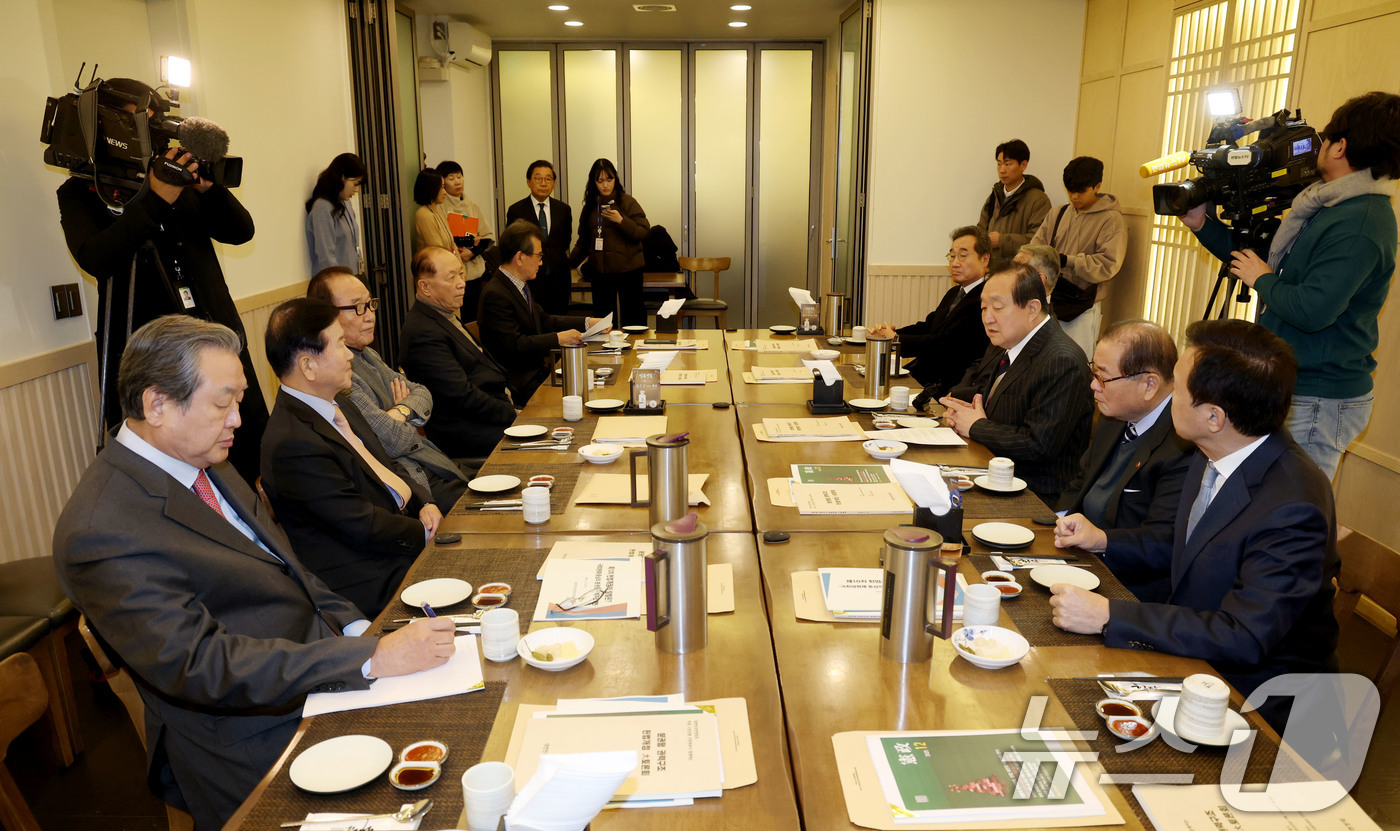 (서울=뉴스1) 이광호 기자 = 정대철 헌정회 회장이 22일 서울 영등포구의 한 음식점에서 열린 여야 전직 국회의장, 국무총리, 당대표 등으로 구성된 '나라를 걱정하는 원로모임' …