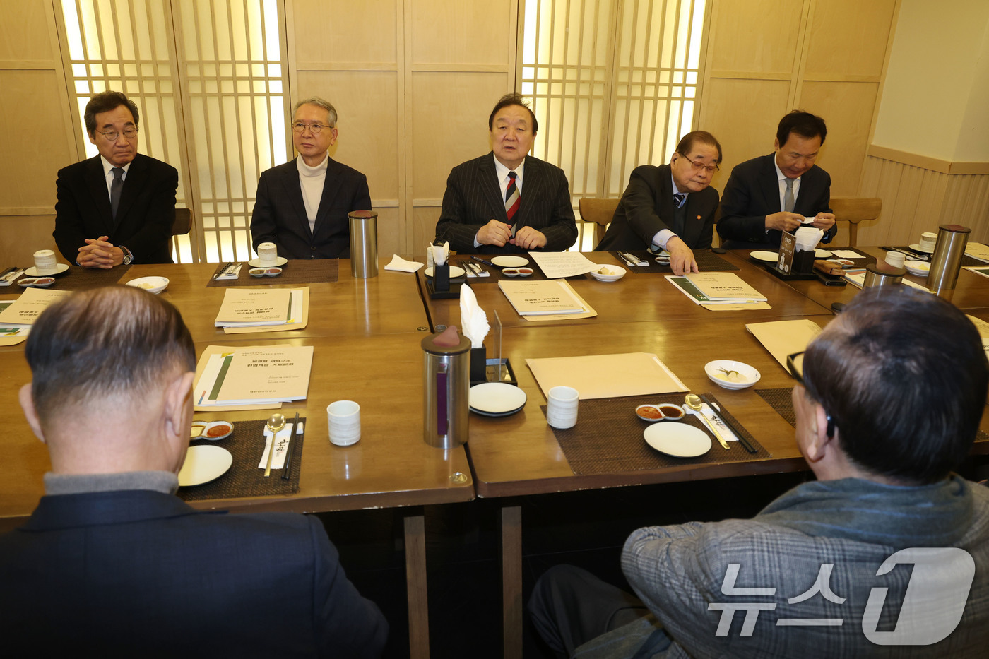 (서울=뉴스1) 이광호 기자 = 정대철 헌정회 회장이 22일 서울 영등포구의 한 음식점에서 열린 여야 전직 국회의장, 국무총리, 당대표 등으로 구성된 '나라를 걱정하는 원로모임' …