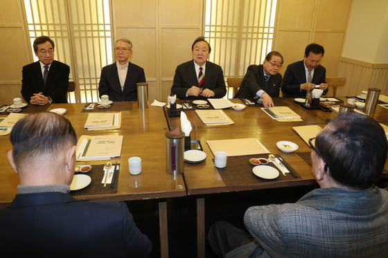 나라를 걱정하는 원로모임 간담회 발언하는 정대철 헌정회장