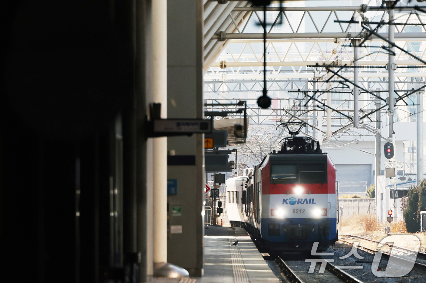 (서울=뉴스1) 황기선 기자 = 전국철도노동조합(철도노조) 총파업을 하루 앞둔 22일 서울역에서 승객들이 열차에 하차하고 있다. 코레일은 이번 파업이 현실화될 경우 고속열차는 66 …