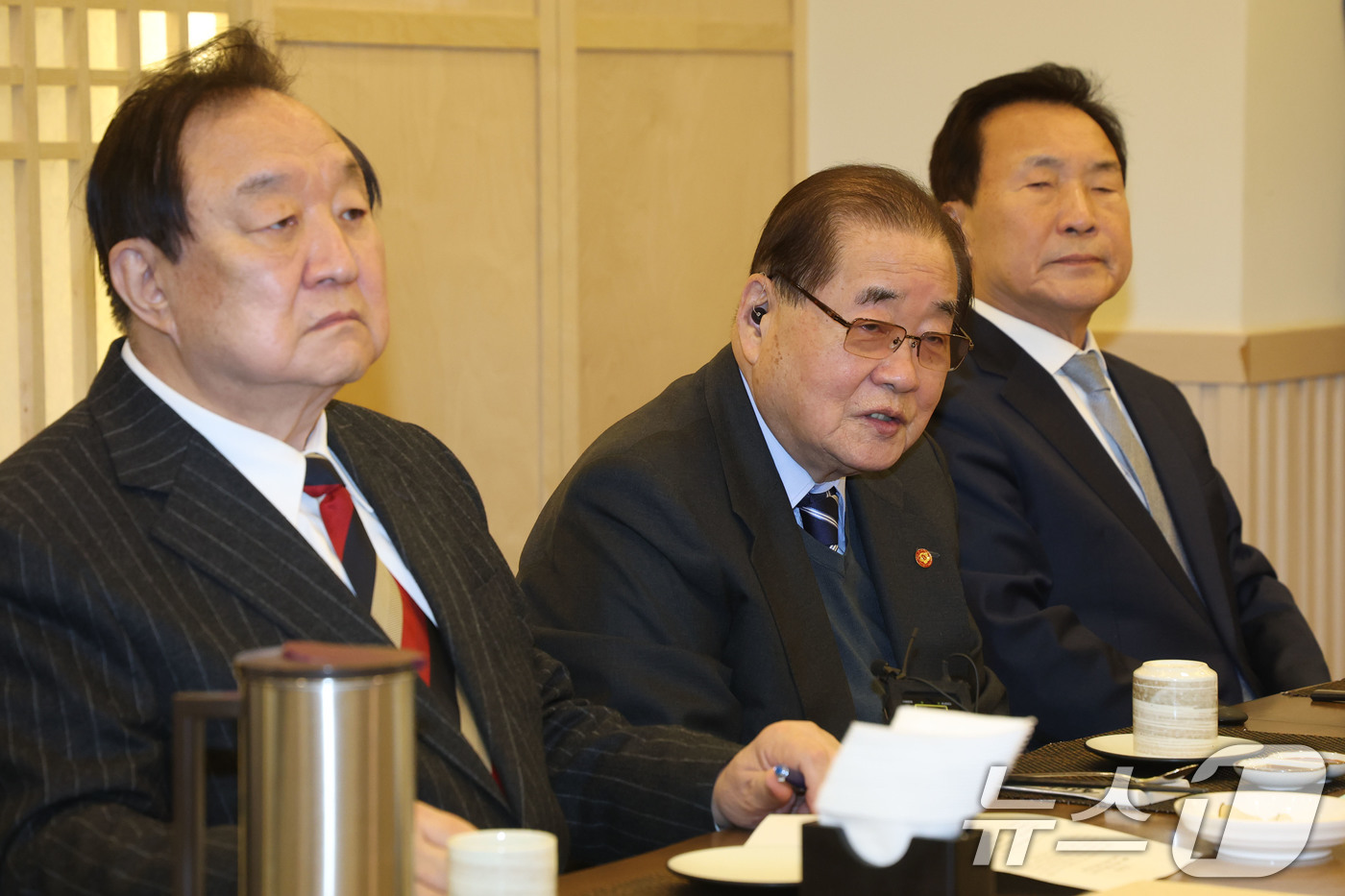 (서울=뉴스1) 이광호 기자 = 이종찬 광복회장이 22일 서울 영등포구의 한 음식점에서 열린 여야 전직 국회의장, 국무총리, 당대표 등으로 구성된 '나라를 걱정하는 원로모임' 제8 …