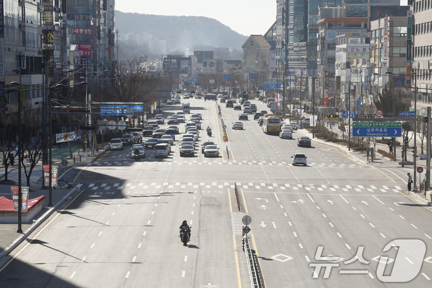 (광주=뉴스1) 김태성 기자 = 22일 광주 지하철 2호선 1단계 1공구 시청~운천저수지 구간 상부도로가 개방돼 차량들이 운행하고 있다. 2025.12.22/뉴스1