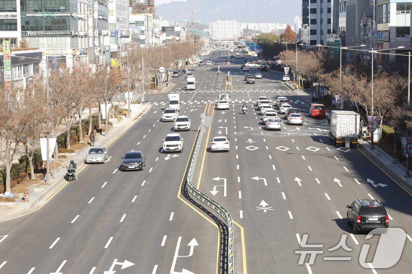 (광주=뉴스1) 김태성 기자 = 22일 광주 지하철 2호선 1단계 1공구 시청~운천저수지 구간 상부도로가 개방돼 차량들이 운행하고 있다. 2025.12.22/뉴스1