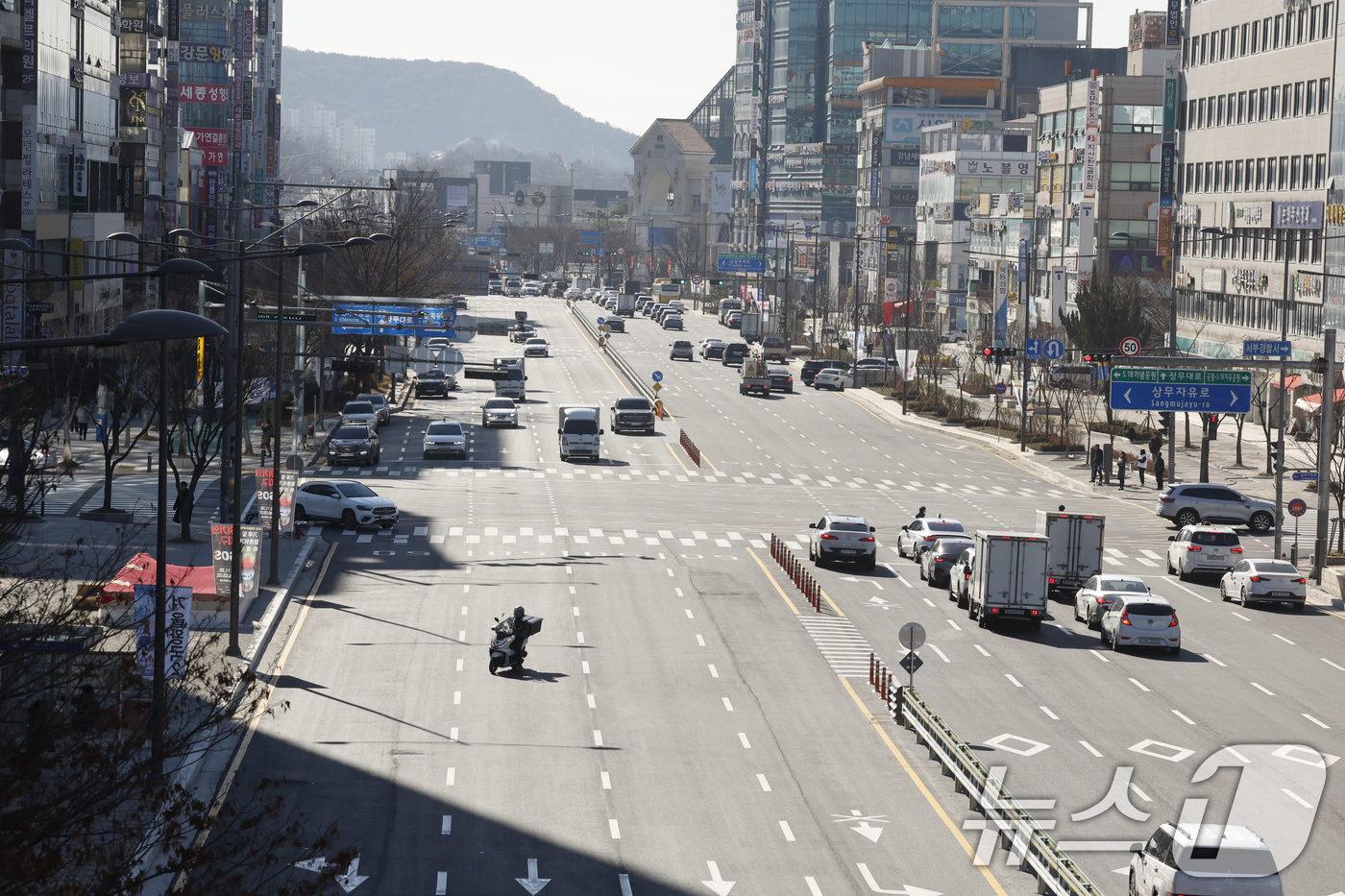 (광주=뉴스1) 김태성 기자 = 22일 광주 지하철 2호선 1단계 1공구 시청~운천저수지 구간 상부도로가 개방돼 차량들이 운행하고 있다. 2025.12.22/뉴스1