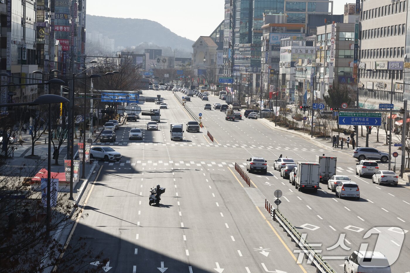 본문 이미지 - 22일 광주 지하철 2호선 1단계 1공구 시청~운천저수지 구간 상부도로가 개방돼 차량들이 운행하고 있다. 2025.12.22/뉴스1 ⓒ News1 김태성 기자