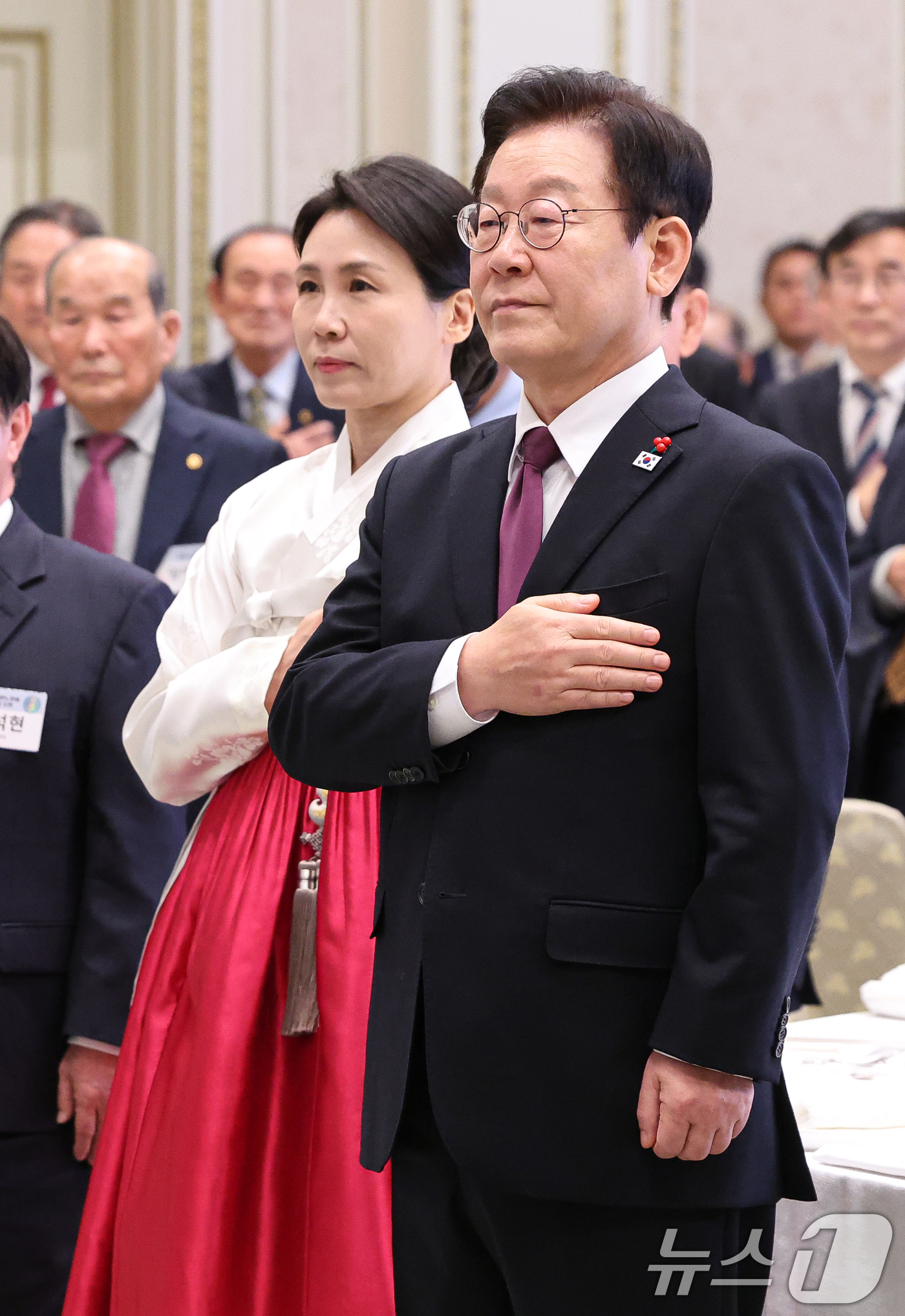 (서울=뉴스1) 허경 기자 = 이재명 대통령과 김혜경 여사가 22일 청와대 영빈관에서 열린 대한노인회 초청 오찬에서 국민의례를 하고 있고 있다. 2025.12.22/뉴스1