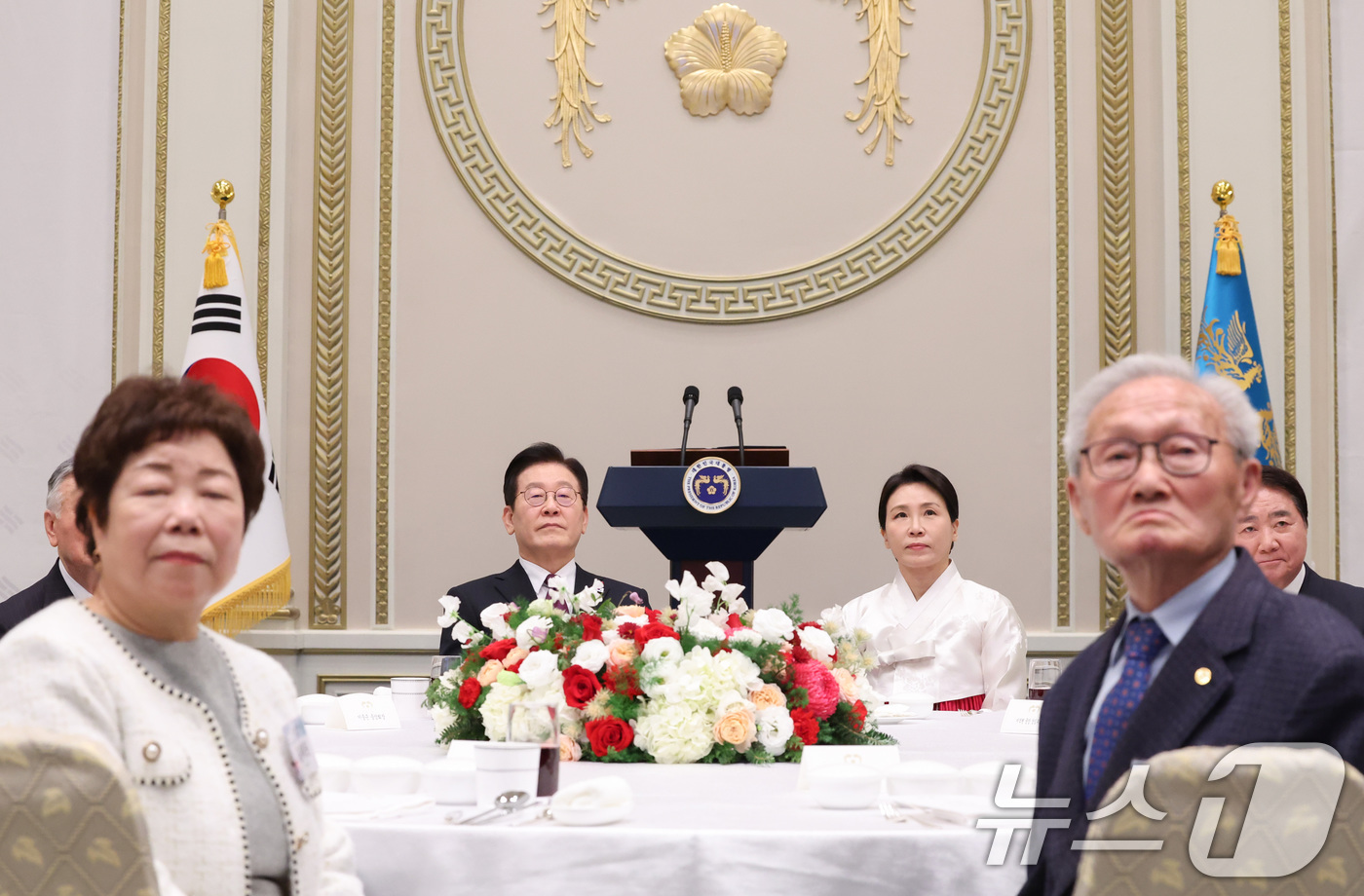 (서울=뉴스1) 허경 기자 = 이재명 대통령과 김혜경 여사가 22일 청와대 영빈관에서 열린 대한노인회 초청 오찬에서 주제 영상을 시청하고 있다. 2025.12.22/뉴스1