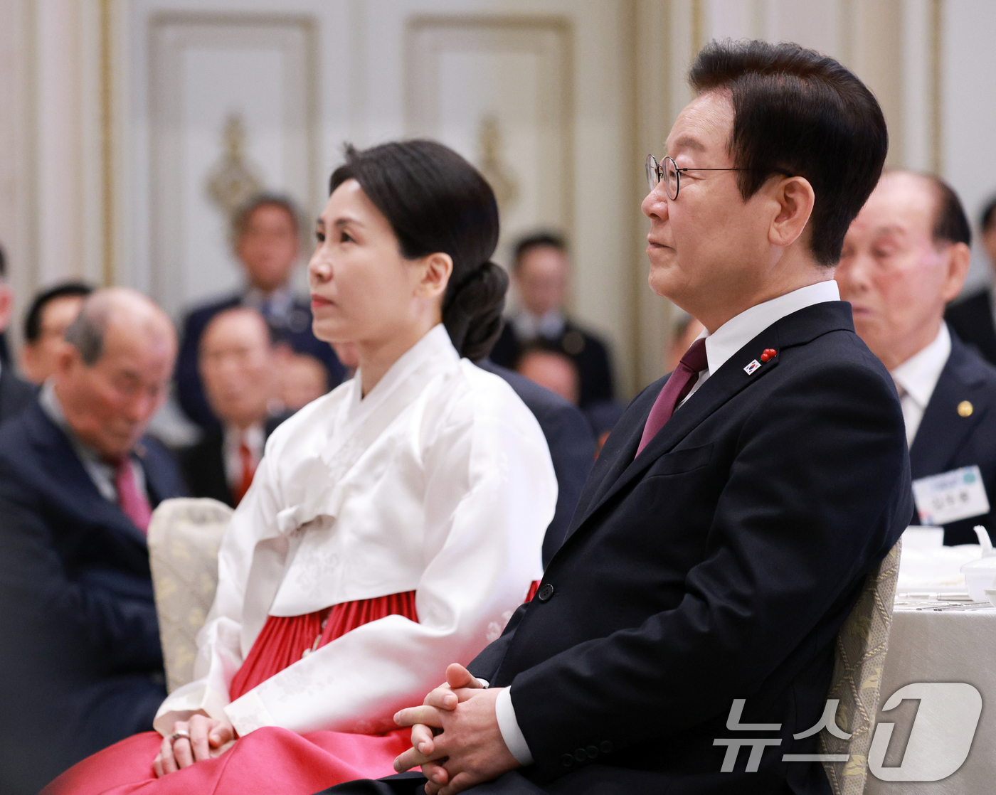 (서울=뉴스1) 허경 기자 = 이재명 대통령과 김혜경 여사가 22일 청와대 영빈관에서 열린 대한노인회 초청 오찬에 참석해 이중근 대한노인회 중앙회 회장의 발언을 경청하고 있다. ( …