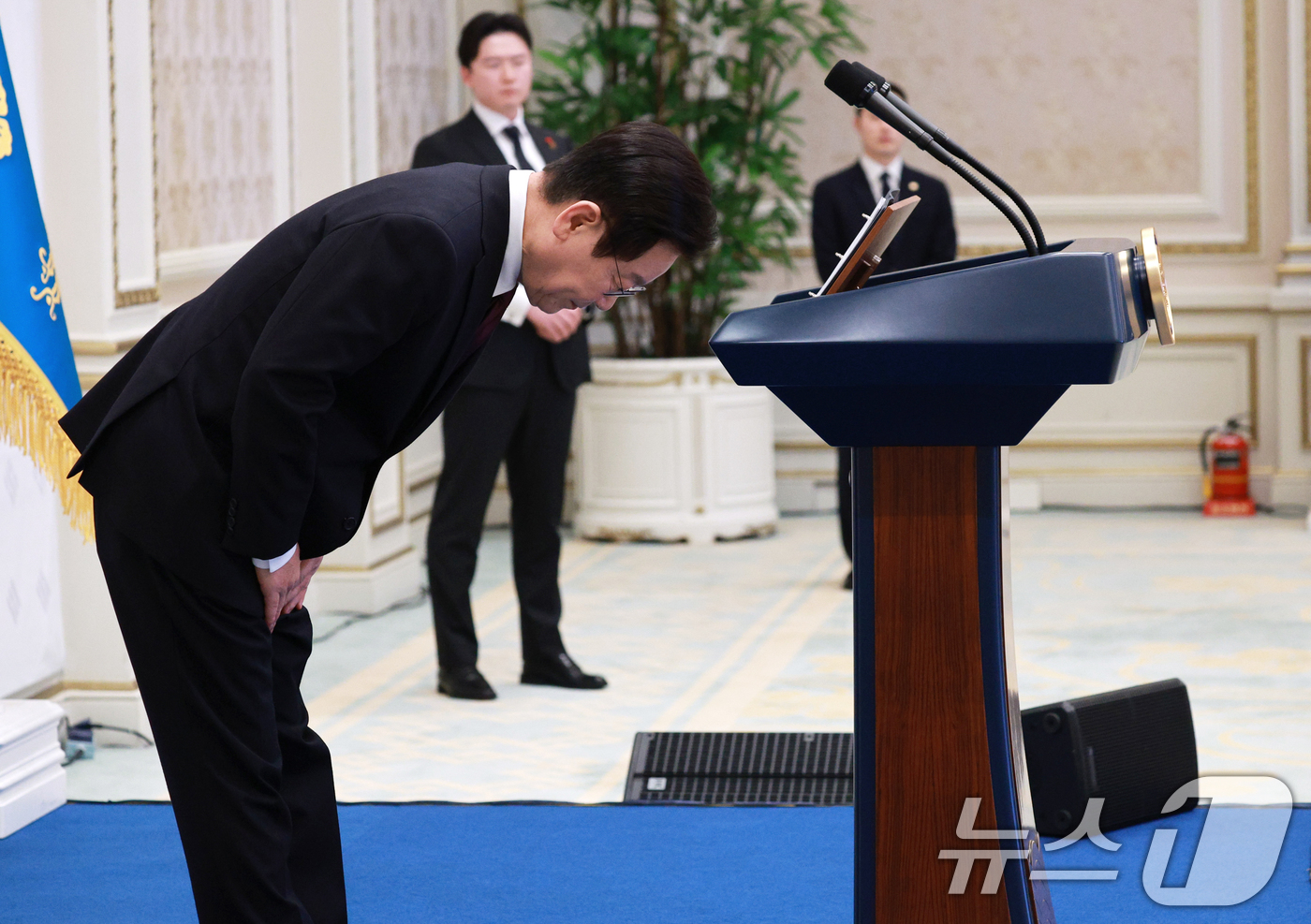 (서울=뉴스1) 허경 기자 = 이재명 대통령이 22일 청와대 영빈관에서 열린 대한노인회 초청 오찬에서 발언을 마친 뒤 인사하고 있다. (대통령실통신사진기자단) 2025.12.22/ …