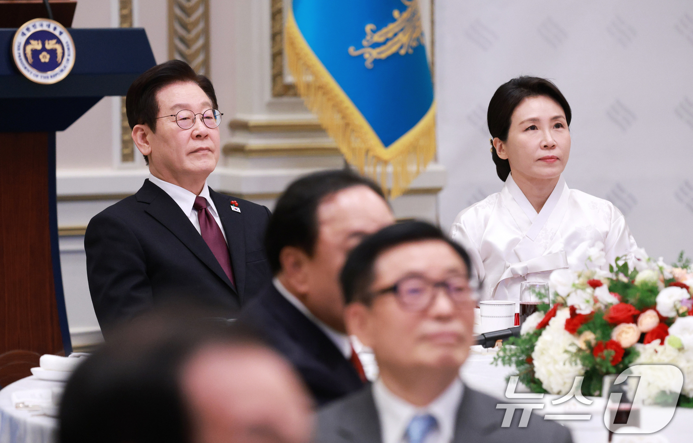 (서울=뉴스1) 허경 기자 = 이재명 대통령과 김혜경 여사가 22일 청와대 영빈관에서 열린 대한노인회 초청 오찬에 참석해 '최빈국에서 선진국으로, 권위주의에서 민주주의로' 주제 영 …