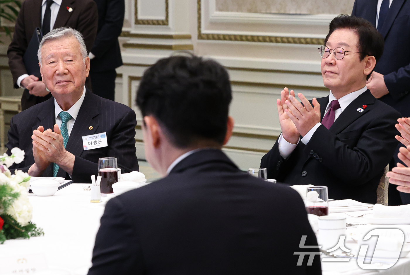 (서울=뉴스1) 허경 기자 = 이재명 대통령과 이중근 대한노인회 회장이 22일 청와대 영빈관에서 열린 대한노인회 초청 오찬에서 박수를 치고 있다. 2025.12.22/뉴스1
