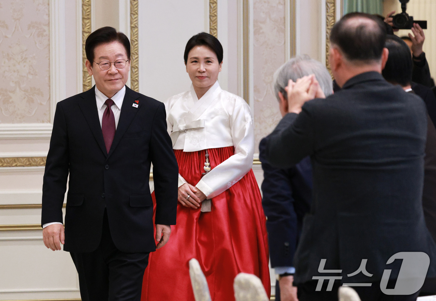 (서울=뉴스1) 허경 기자 = 이재명 대통령과 김혜경 여사가 22일 청와대 영빈관에서 열린 대한노인회 초청 오찬에 입장하고 있다. (대통령실통신사진기자단) 2025.12.22/뉴스 …