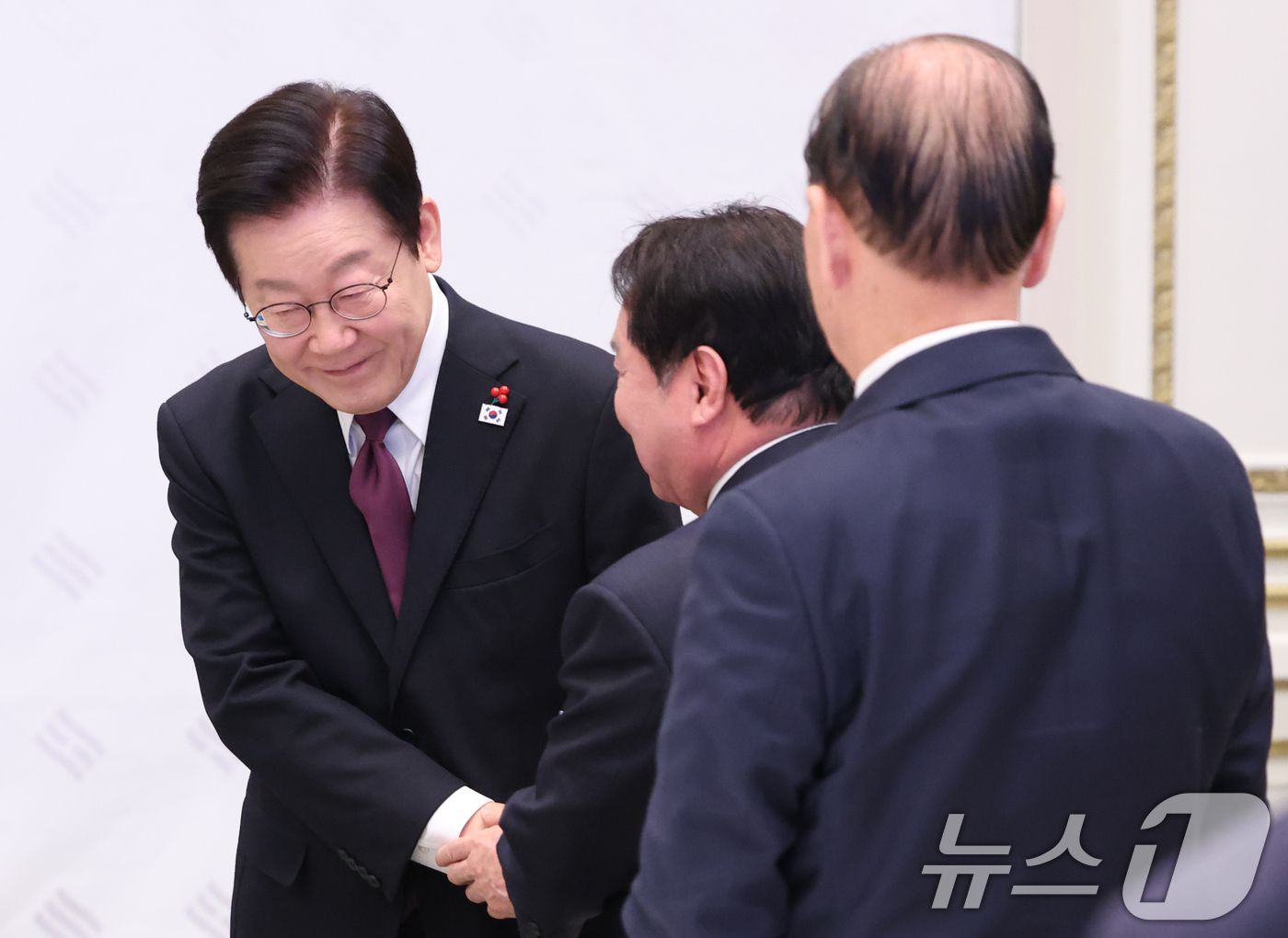 (서울=뉴스1) 허경 기자 = 이재명 대통령이 22일 청와대 영빈관에서 열린 대한노인회 초청 오찬에 참석하며 이석현 상임부회장과 인사를 나누고 있다. 2025.12.22/뉴스1