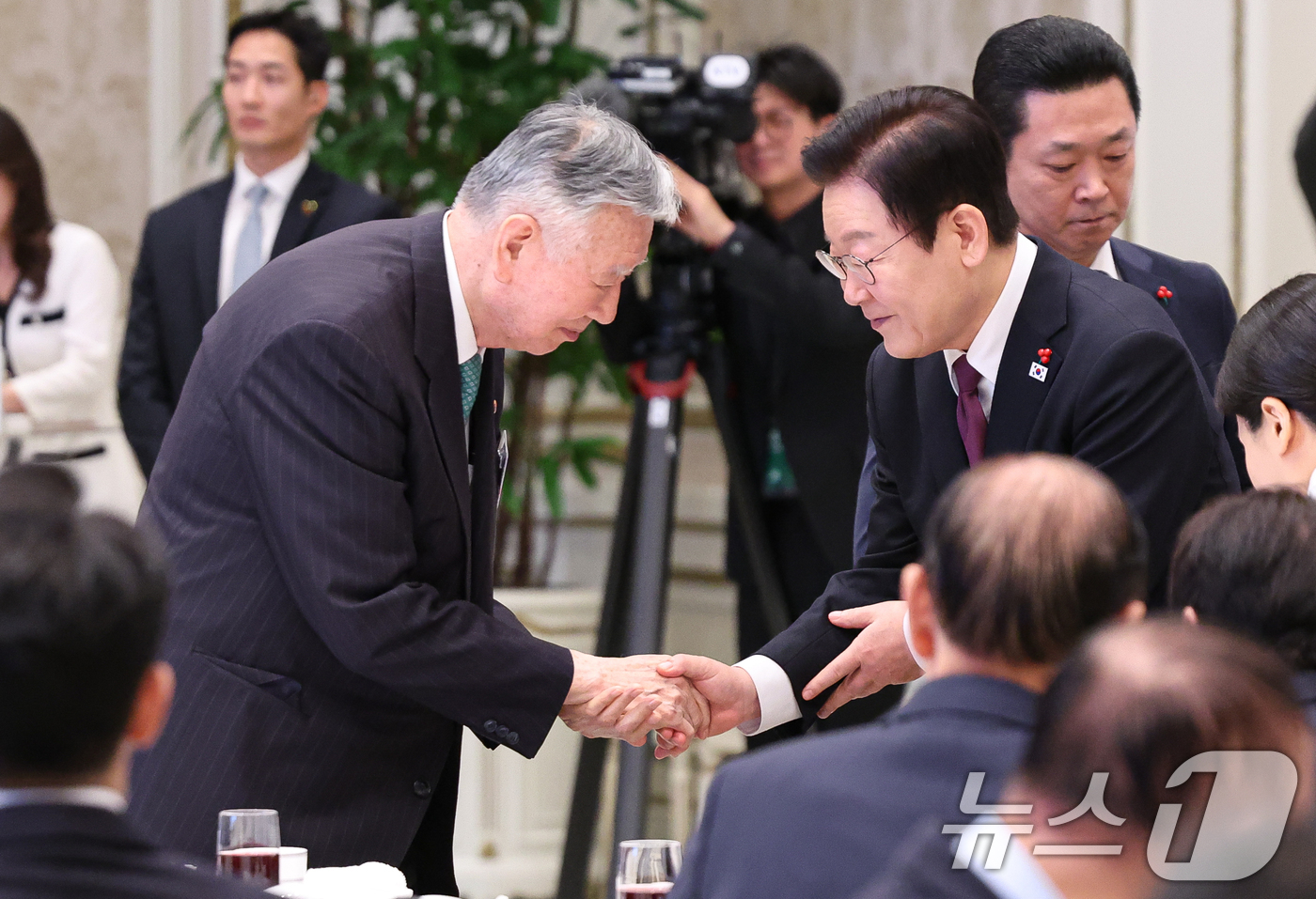 (서울=뉴스1) 허경 기자 = 이재명 대통령이 22일 청와대 영빈관에서 열린 대한노인회 초청 오찬에서 발언을 마친 후 이중근 회장과 악수하고 있다. 2025.12.22/뉴스1