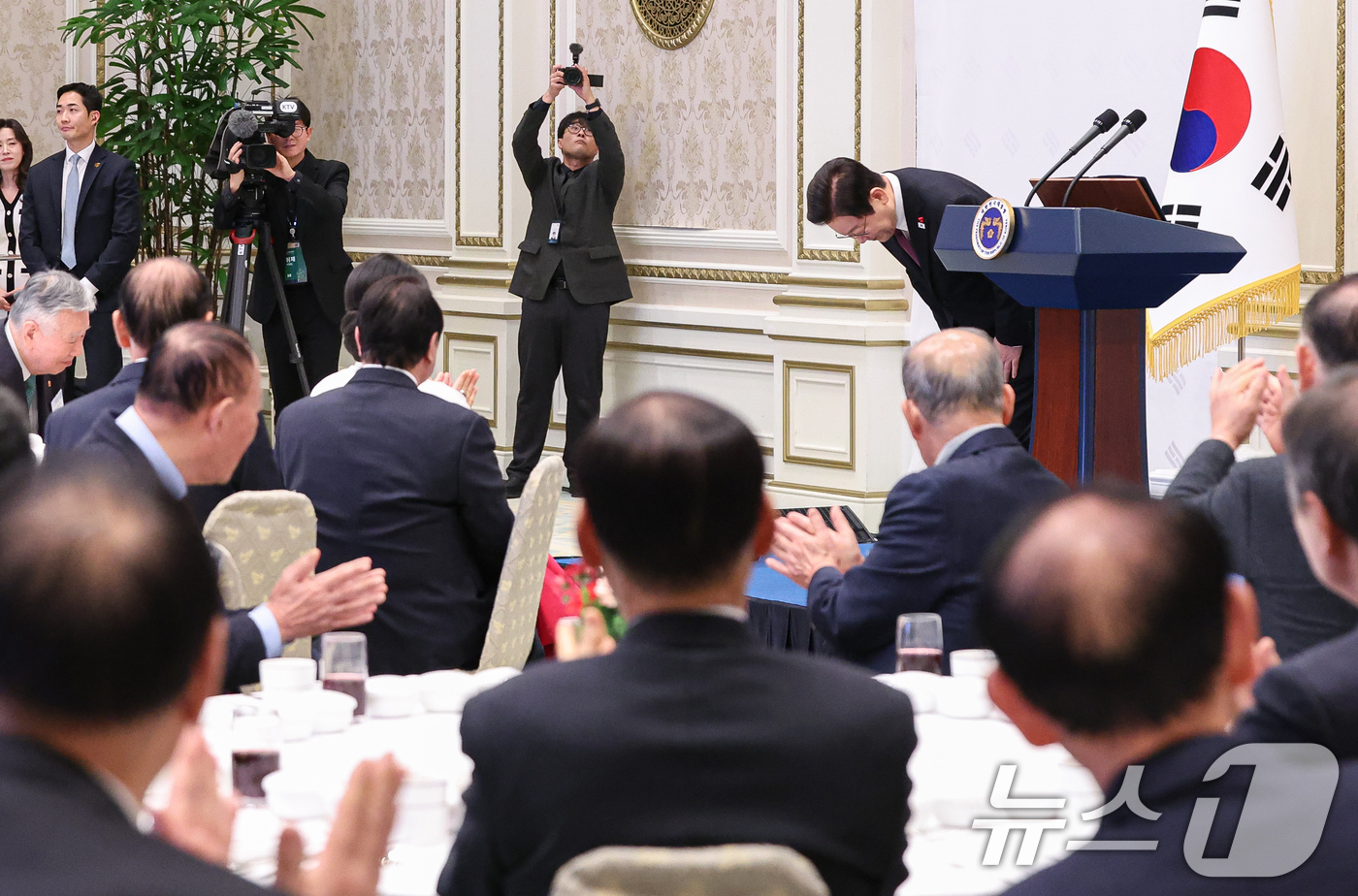 (서울=뉴스1) 허경 기자 = 이재명 대통령이 22일 청와대 영빈관에서 열린 대한노인회 초청 오찬에서 발언을 마친 후 인사하고 있다. 2025.12.22/뉴스1