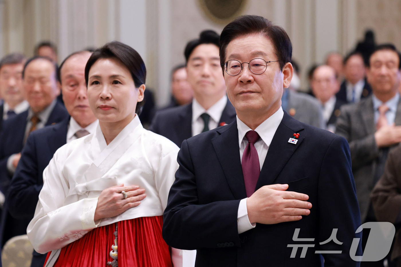 (서울=뉴스1) 허경 기자 = 이재명 대통령과 김혜경 여사가 22일 청와대 영빈관에서 열린 대한노인회 초청 오찬에서 국민의례를 하고 있고 있다. (대통령실통신사진기자단) 2025. …