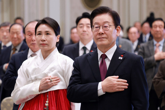 李대통령 "어르신들, 산업화·민주화 과정 함께해…노고와 헌신 감사"