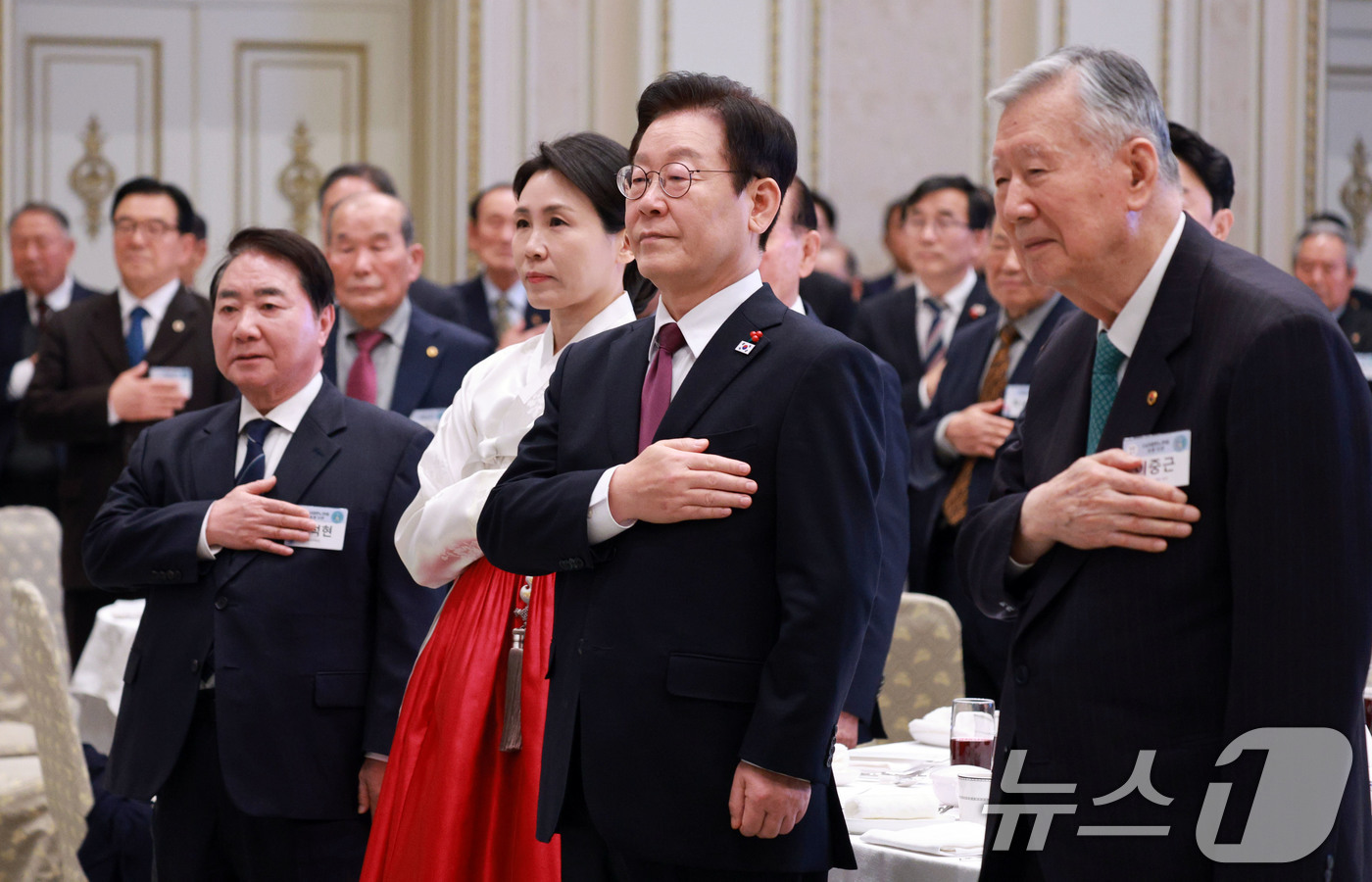 (서울=뉴스1) 허경 기자 = 이재명 대통령과 김혜경 여사가 22일 청와대 영빈관에서 열린 대한노인회 초청 오찬에서 국민의례를 하고 있고 있다. (대통령실통신사진기자단) 2025. …