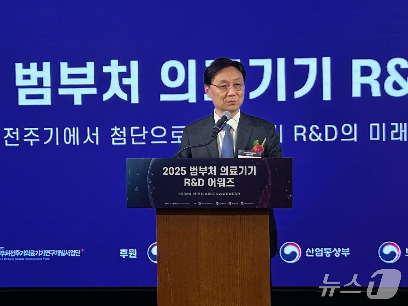 본문 이미지 - 김법민 범부처전주기의료기기연구개발사업단장이 22일 서울 중구 소공동 롯데호텔 사파이어볼룸에서 열린 '2025 범부처 의료기기 R&D 어워즈'에서 개회사를 하고 있다. 2025.12.22/뉴스1 ⓒ News1 문대현 기자 