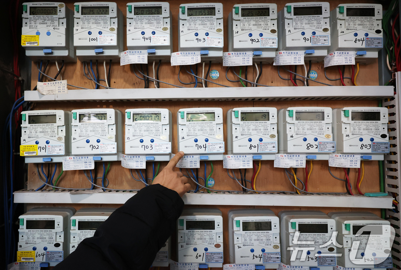 (서울=뉴스1) 장수영 기자 = 22일 서울의 한 오피스텔 건물에서 관계자가 전기 계량기를 살펴보고 있다.한국전력공사는 2026년 1분기(1~3월) 연료비조정요금을 이전과 동일한 …