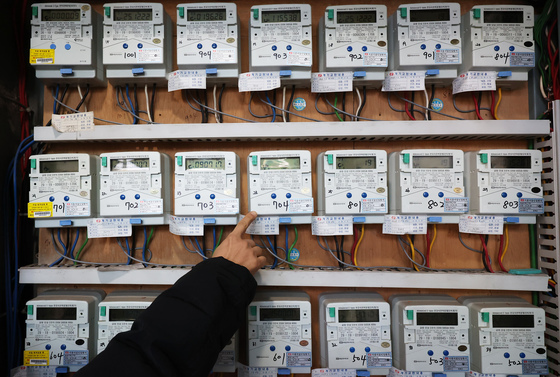 한전, 영업익 13.5조 '사상최대'…연료비 안정 속 요금체계 시험대(종합)