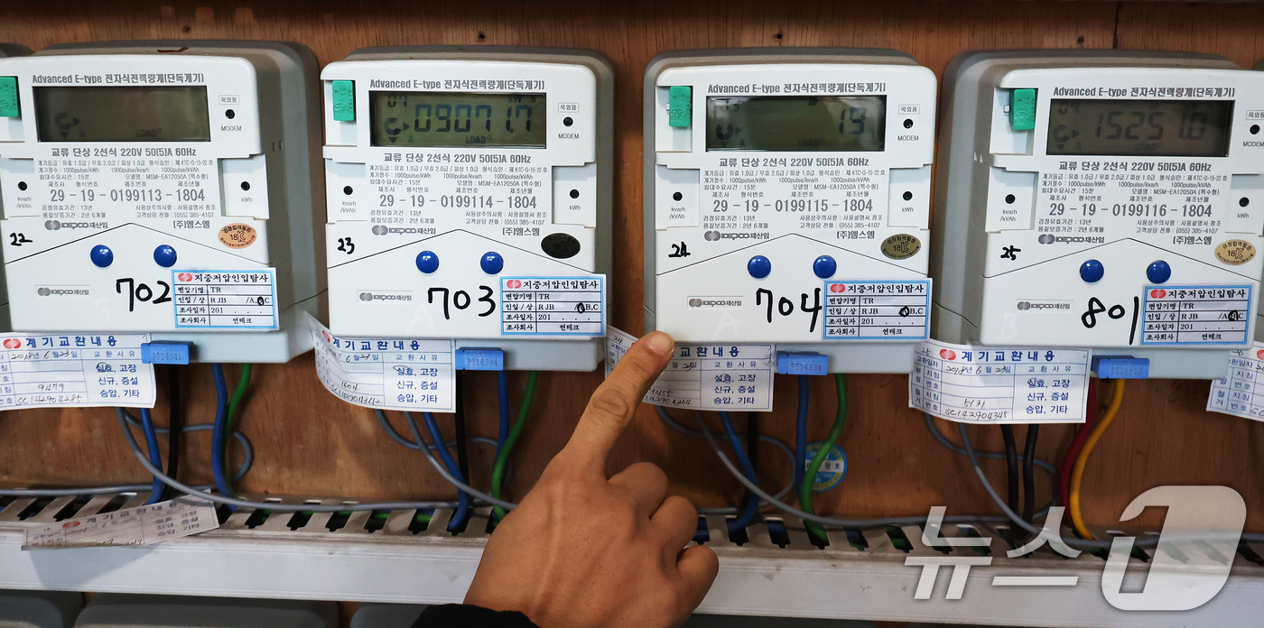 (서울=뉴스1) 장수영 기자 = 22일 서울의 한 오피스텔 건물에서 관계자가 전기 계량기를 살펴보고 있다.한국전력공사는 2026년 1분기(1~3월) 연료비조정요금을 이전과 동일한 …