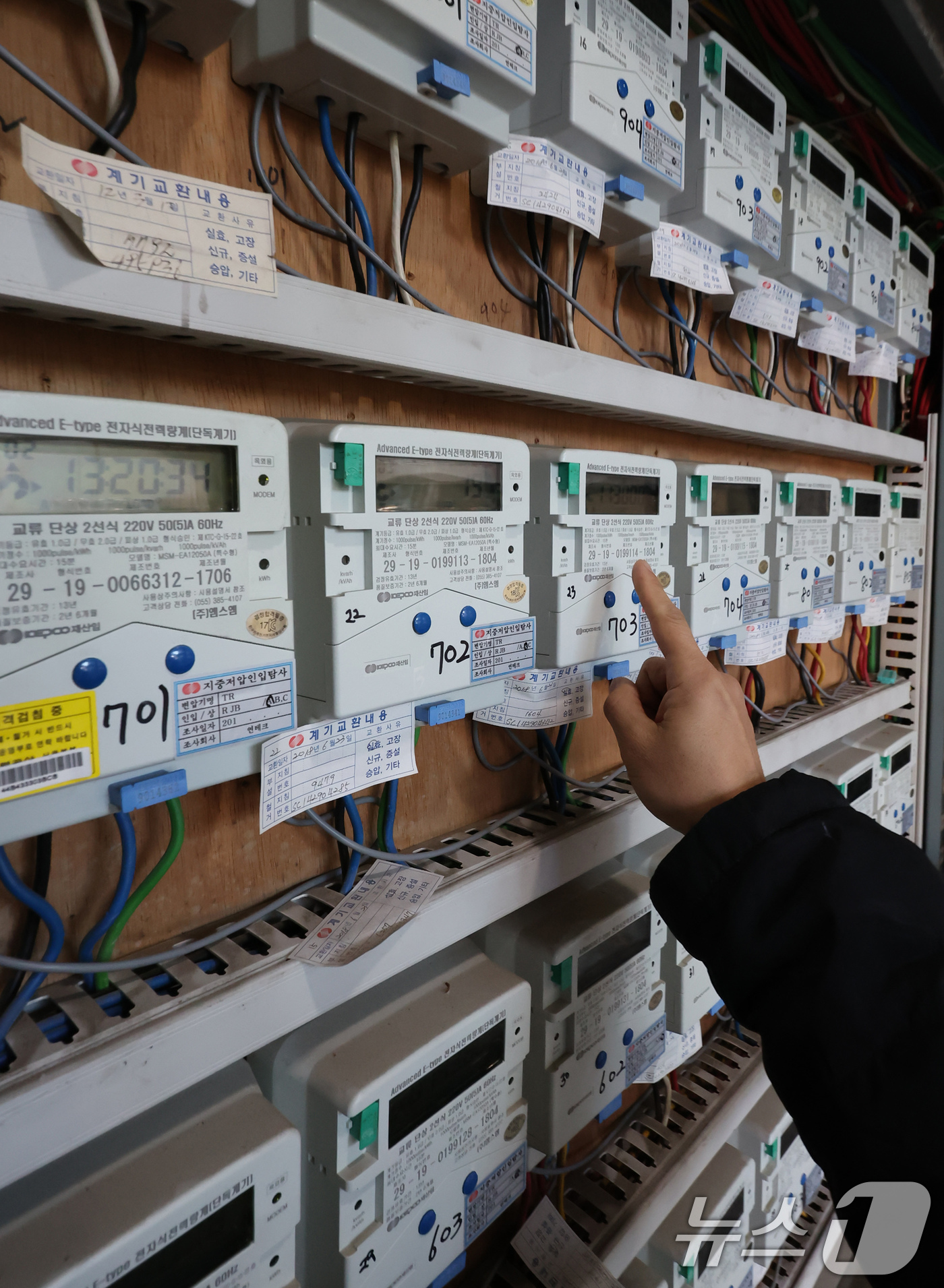 (서울=뉴스1) 장수영 기자 = 22일 서울의 한 오피스텔 건물에서 관계자가 전기 계량기를 살펴보고 있다.한국전력공사는 2026년 1분기(1~3월) 연료비조정요금을 이전과 동일한 …