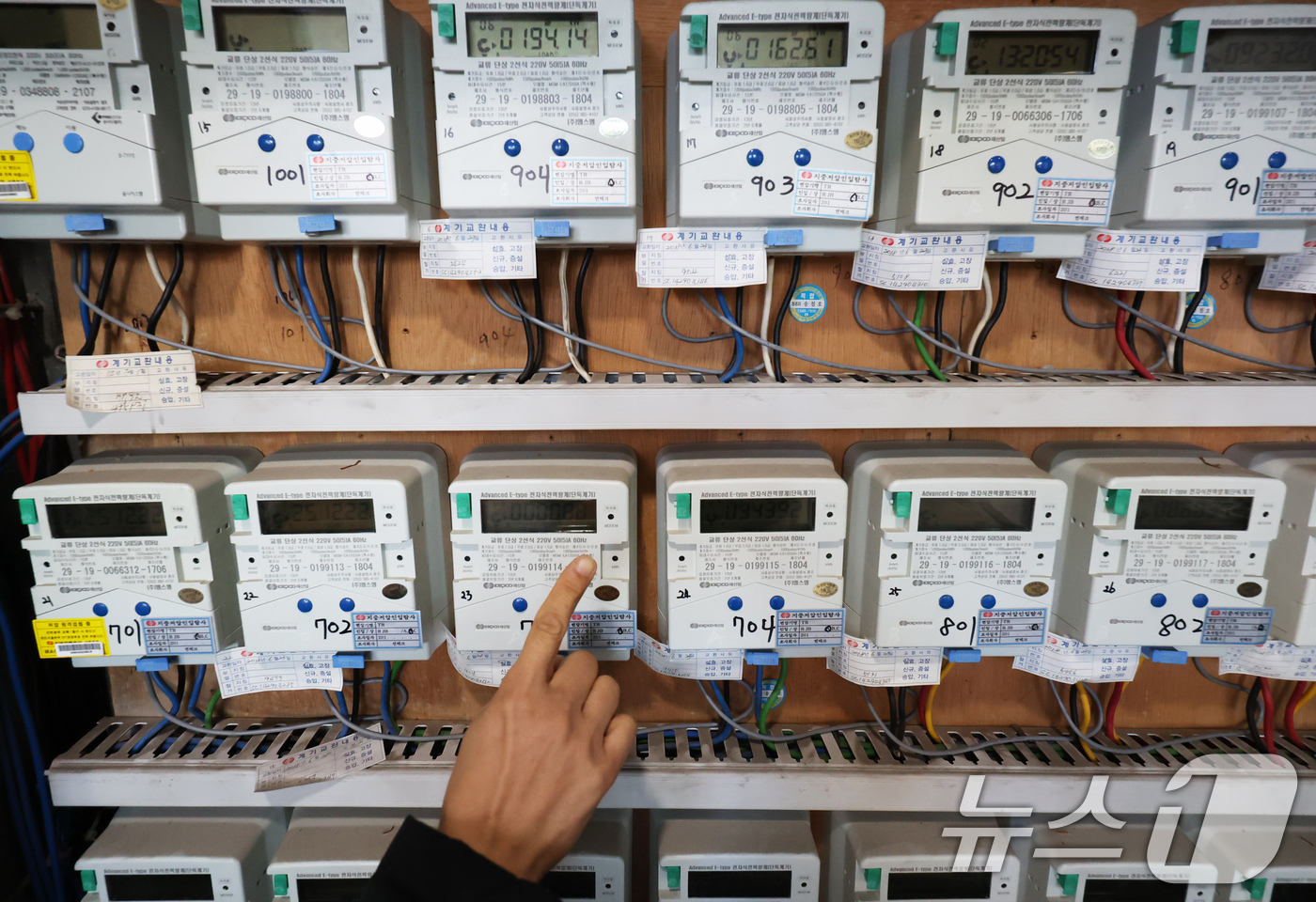 (서울=뉴스1) 장수영 기자 = 22일 서울의 한 오피스텔 건물에서 관계자가 전기 계량기를 살펴보고 있다.한국전력공사는 2026년 1분기(1~3월) 연료비조정요금을 이전과 동일한 …