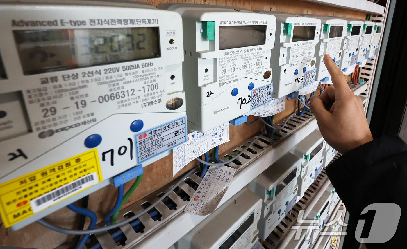 (서울=뉴스1) 장수영 기자 = 22일 서울의 한 오피스텔 건물에서 관계자가 전기 계량기를 살펴보고 있다.한국전력공사는 2026년 1분기(1~3월) 연료비조정요금을 이전과 동일한 …