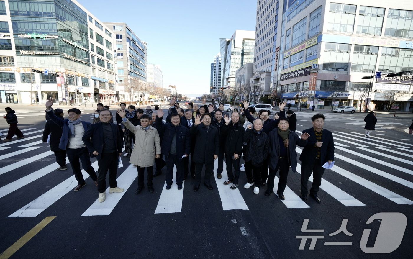 (광주=뉴스1) 이수민 기자 = 강기정 광주시장이 22일 오전 시청 '광주도시철도 2호선 1단계 구간 도로개방 현장 확인' 행사에서 시민 등과 기념촬영을 하고 있다. (광주광역시 …
