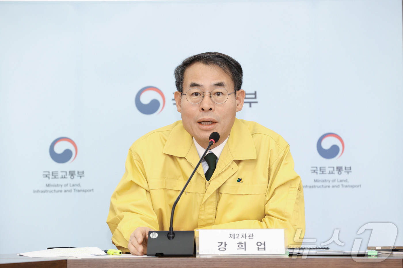 (서울=뉴스1) = 강희업 국토교통부 제2차관이 22일 오전 열린 철도파업 대비 비상수송대책 점검회의를 주재하고 있다. (국토교통부 제공. 재판매 및 DB 금지) 2025.12.2 …