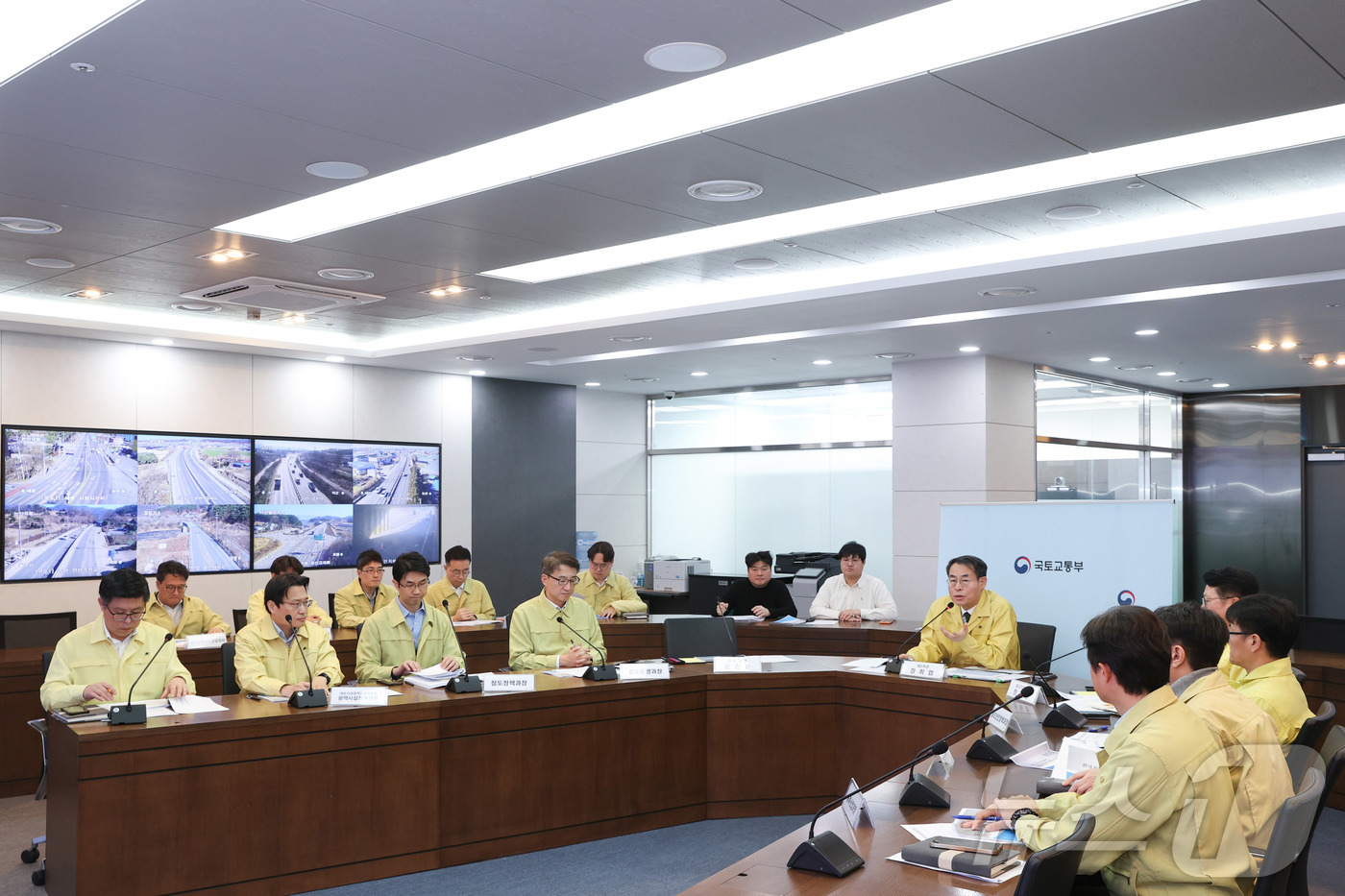 (서울=뉴스1) = 강희업 국토교통부 제2차관이 22일 오전 열린 철도파업 대비 비상수송대책 점검회의를 주재하고 있다. (국토교통부 제공. 재판매 및 DB 금지) 2025.12.2 …