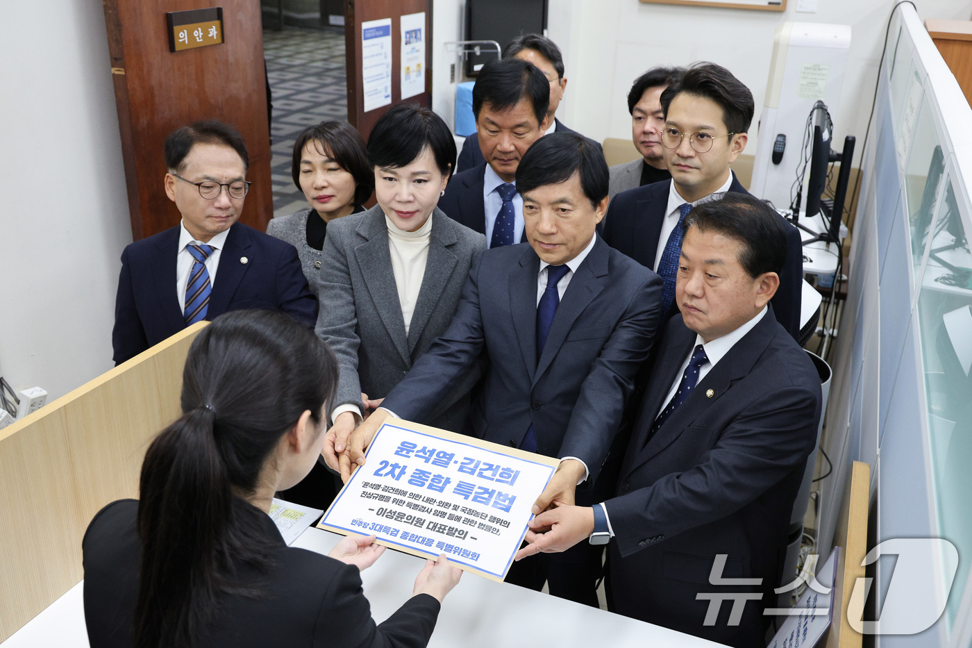 (서울=뉴스1) 신웅수 기자 = 전현희 위원장을 비롯한 더불어민주당 3대특검 종합대응특위 위원들이 22일 서울 여의도 국회 의안과에 윤석열·김건희 2차 종합 특검법을 제출하고 있다 …