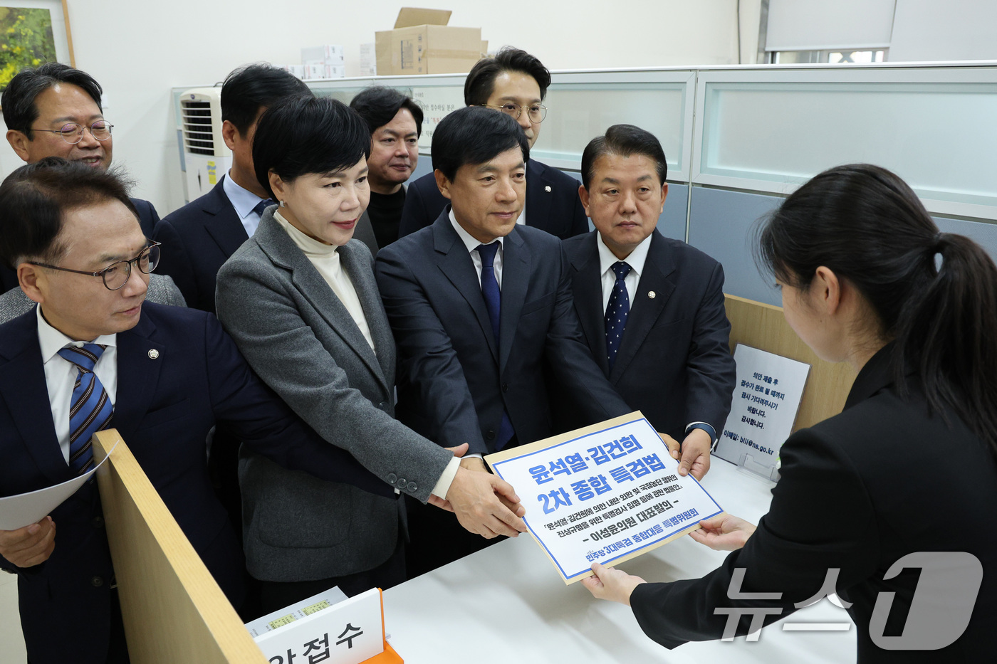 (서울=뉴스1) 신웅수 기자 = 전현희 위원장을 비롯한 더불어민주당 3대특검 종합대응특위 위원들이 22일 서울 여의도 국회 의안과에 윤석열·김건희 2차 종합 특검법을 제출하고 있다 …