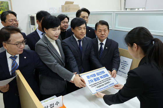 의안과에 제출되는 윤석열·김건희 2차 종합 특검법