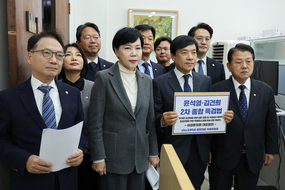 의안과 찾은 민주당 '윤석열·김건희 2차 종합 특검법 제출'