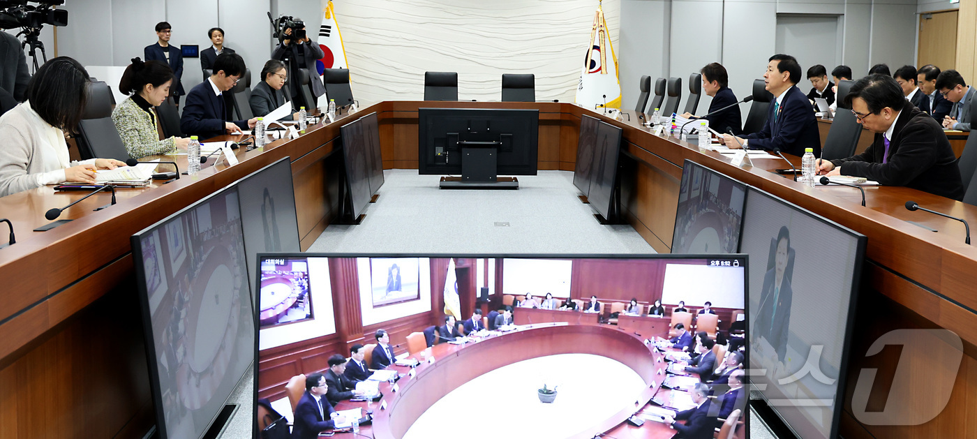 (세종=뉴스1) 김기남 기자 = 구윤철 부총리 겸 기획재정부 장관이 22일 세종시 정부세종청사에서 열린 제7차 공급망안정화위원회 회의를 주재하며 발언하고 있다. 2025.12.22 …