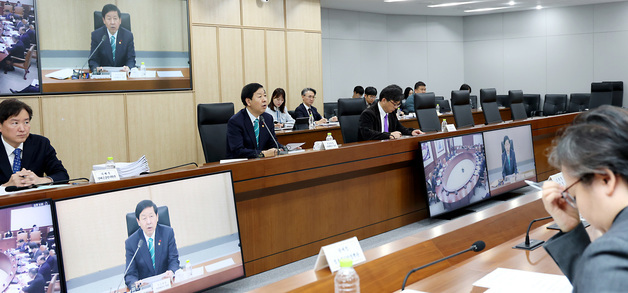 공급망안정화위원회 회의 주재하는 구윤철 부총리