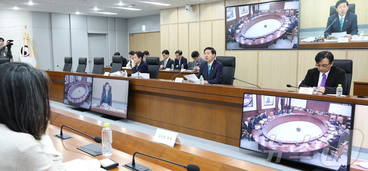 (세종=뉴스1) 김기남 기자 = 구윤철 부총리 겸 기획재정부 장관이 22일 세종시 정부세종청사에서 열린 제7차 공급망안정화위원회 회의를 주재하며 발언하고 있다. 2025.12.22 …