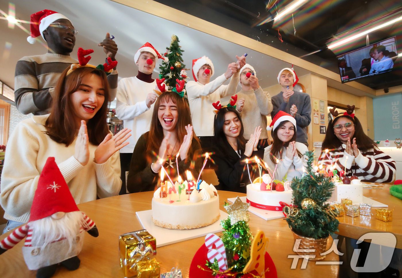 (대구=뉴스1) 공정식 기자 = 22일 대구 달서구 계명대학교 인터내셔널 라운지에서 겨울방학을 맞은 외국인 유학생들이 크리스마스 파티에 모여 함께 캐럴을 부르고 있다. 2025.1 …