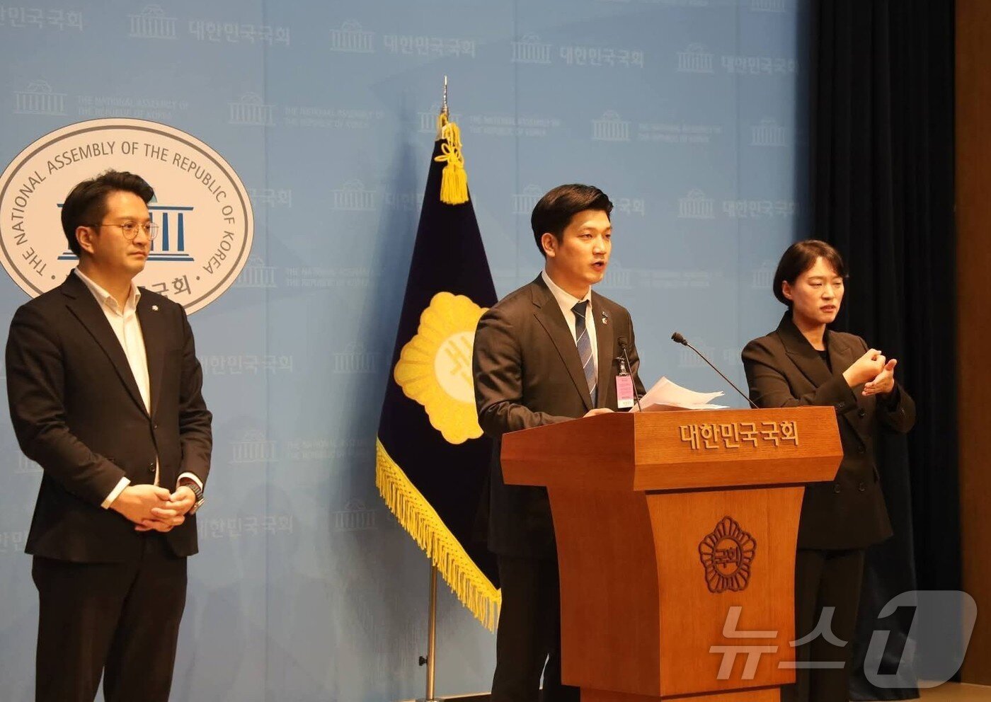 본문 이미지 - 이명노 광주시의원이 22일 국회 소통관에서 기자회견을 통해 더불어민주당 광주시당의 여성특구 지정을 비판하고 있다.(이명노SNS. 재배포 및 DB 금지)