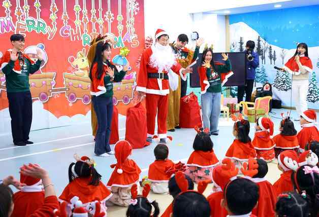이상균 HD현대중 부회장, 산타옷 입고 직장어린이집 찾아 선물