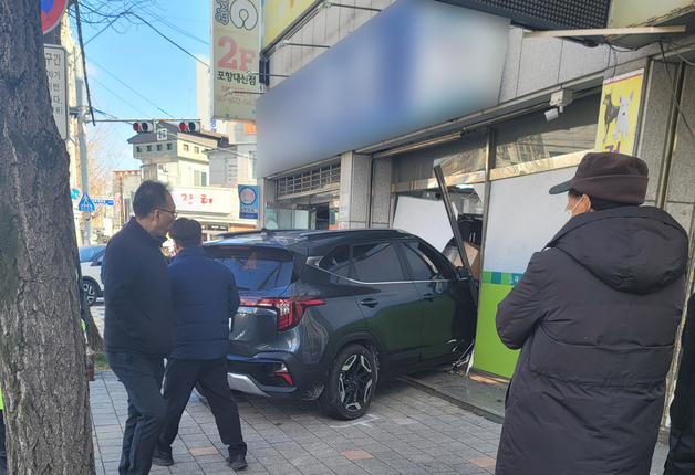 포항서 30대가 몰던 SUV, 슈퍼마켓 돌진…70대 여성 부상