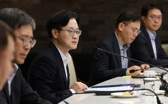 김정관 장관 “석유화학, 최대 370만톤 감축”