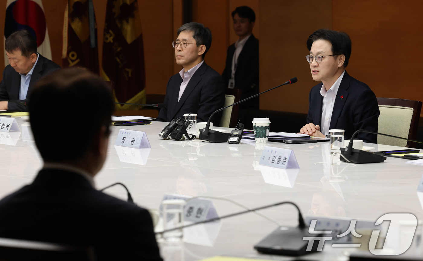 (서울=뉴스1) 오대일 기자 = 김정관 산업통상부 장관이 22일 서울 중구 대한상공회의소에서 열린 석유화학업계 사업 재편 CEO 간담회에서 모두발언을 하고 있다.김 장관은 이 자리 …