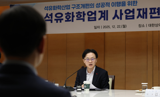 석화 재편 1호 나왔다…롯데·HD현대케미칼 통합법인 하반기 출범