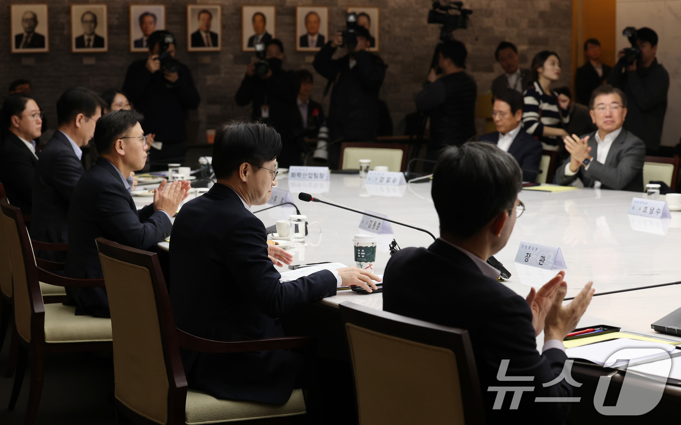 (서울=뉴스1) 오대일 기자 = 김정관 산업통상부 장관이 22일 서울 중구 대한상공회의소에서 열린 석유화학업계 사업 재편 CEO 간담회에서 모두발언을 마친 후 참석자들의 박수를 받 …