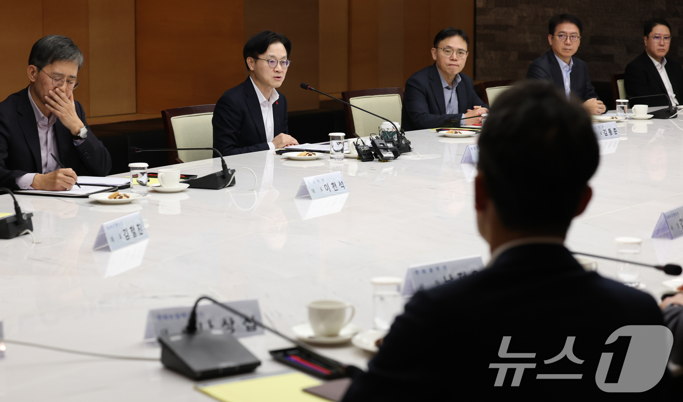 (서울=뉴스1) 오대일 기자 = 김정관 산업통상부 장관이 22일 서울 중구 대한상공회의소에서 열린 석유화학업계 사업 재편 CEO 간담회에서 모두발언을 하고 있다.김 장관은 이 자리 …