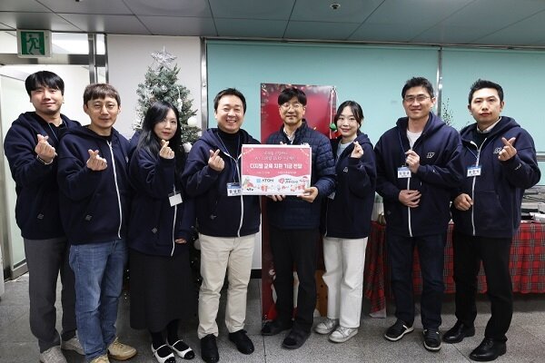 본문 이미지 - 아톤 임직원들이 후원금 전달 기념 사진을 촬영하고 있다. 사진=아톤 제공