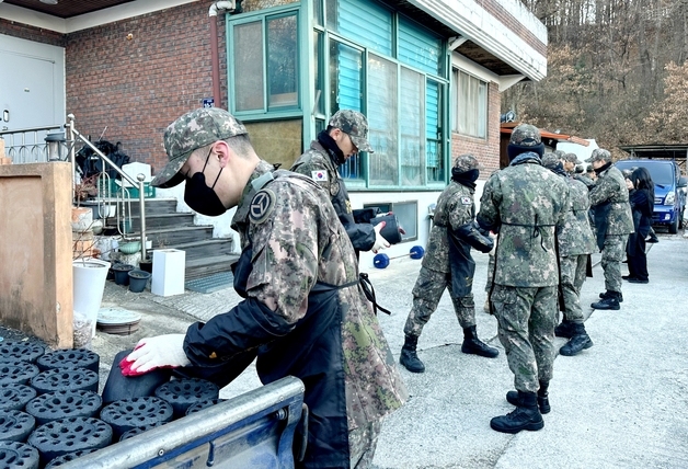 육군 37보병사단 신병교육대대, 연탄 나눔·목도리 기부 봉사활동